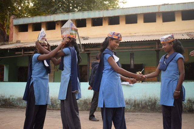 Topi pahnao. Haath milao.