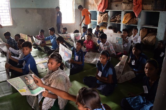 Akhbaar padho fir topi banao.